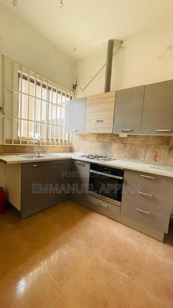 6bdrm House in North Legon for sale