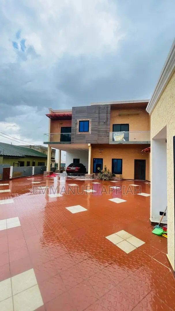 4bdrm House in Kwabenya, Accra Metropolitan for sale