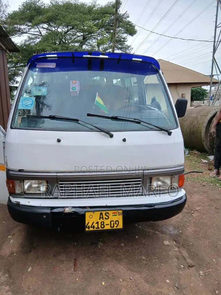 Nissan Caravan (Urvan) 2003 White
