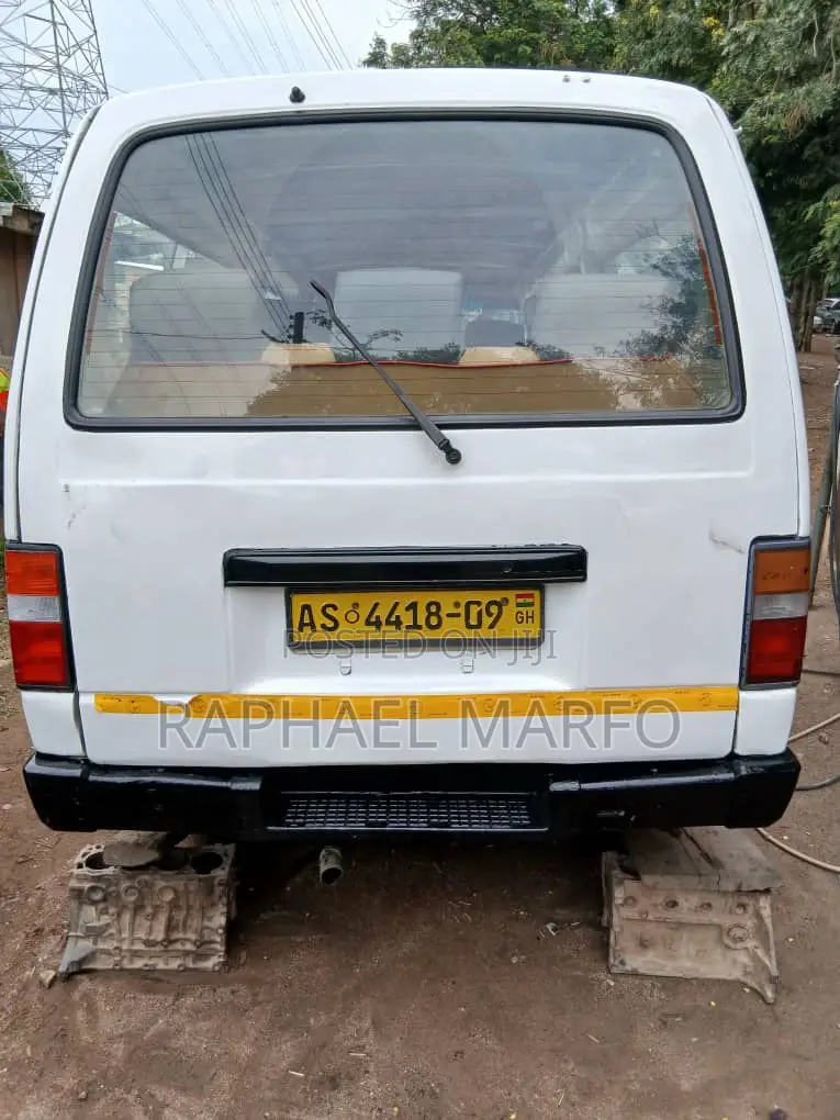 Nissan Caravan (Urvan) 2003 White