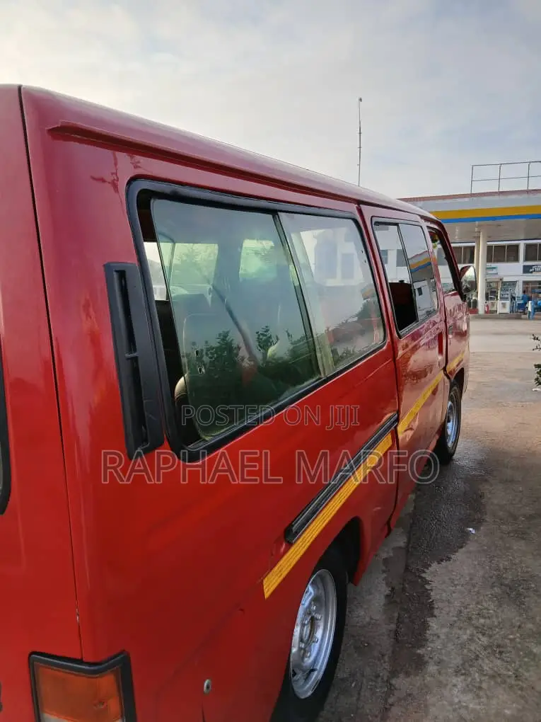 Nissan Caravan (Urvan) 2003 Red