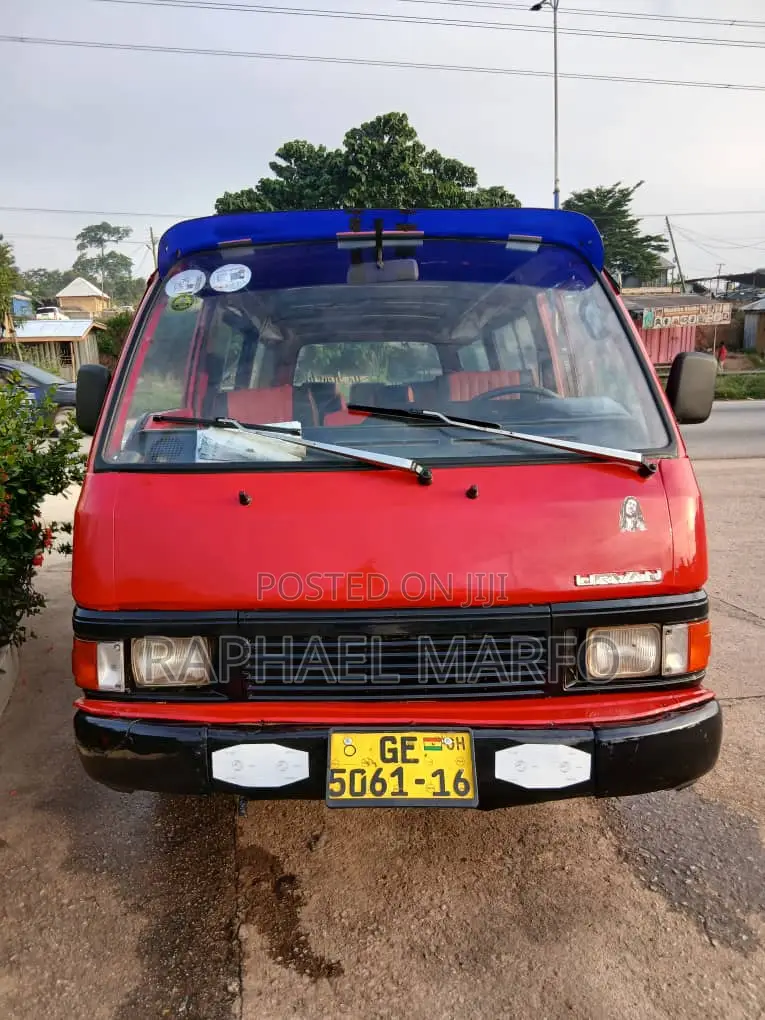 Nissan Caravan (Urvan) 2003 Red