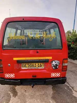 Nissan Caravan (Urvan) 2003 Red