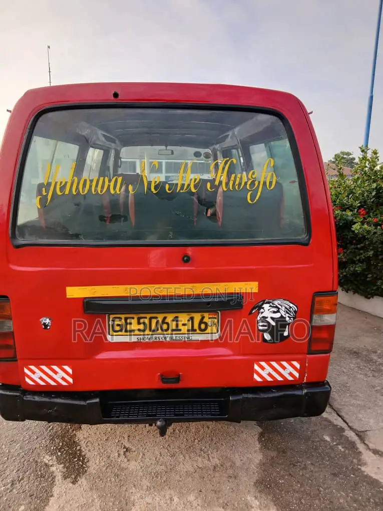 Nissan Caravan (Urvan) 2003 Red