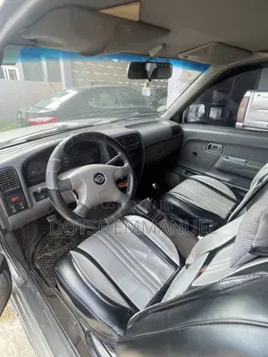 Nissan Hardbody 2012 Silver