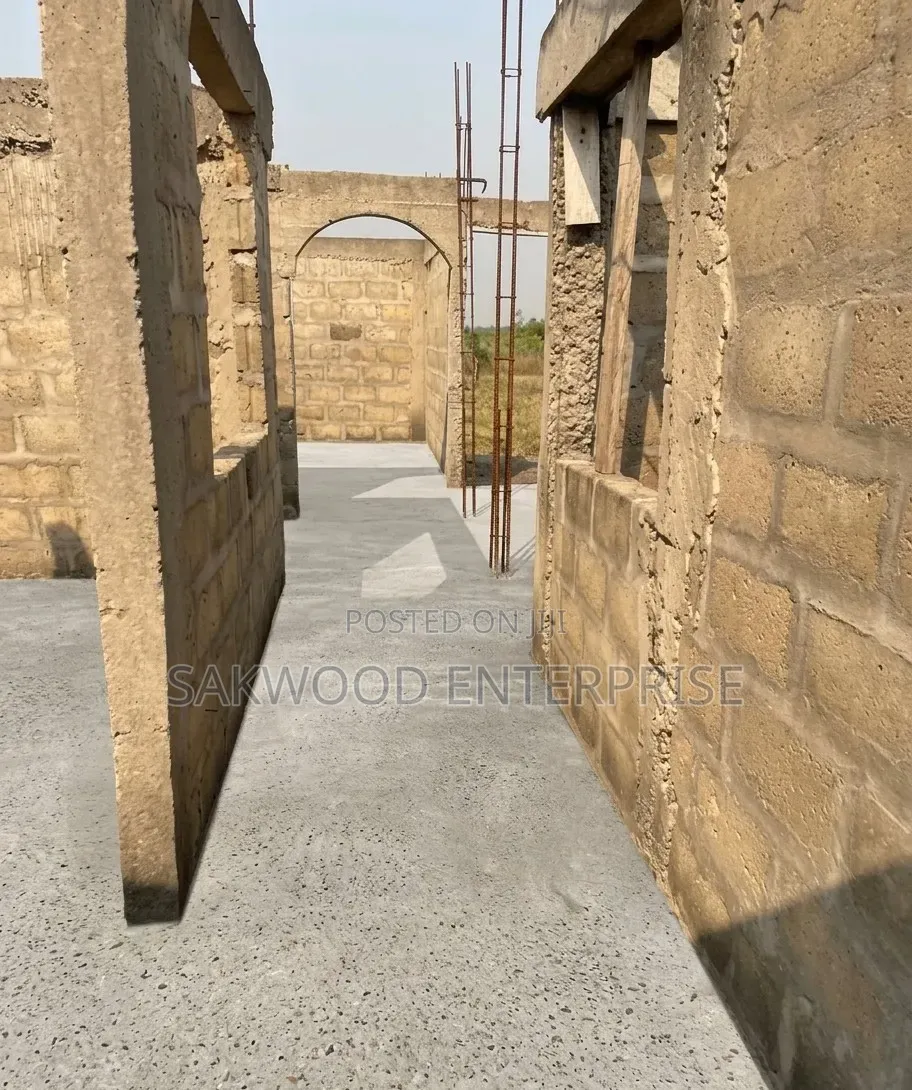 A Five Bedroom Hse for Sale