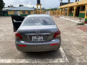 Toyota Yaris Base Sedan 4dr 2010 Gray