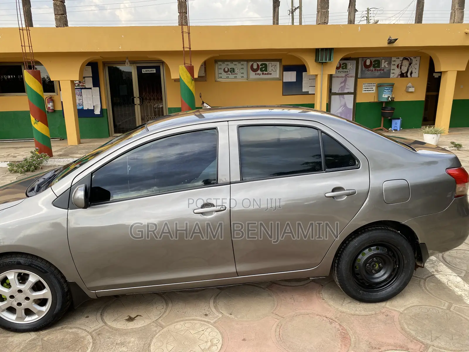 Toyota Yaris Base Sedan 4dr 2010 Gray
