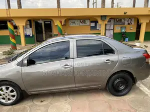 Toyota Yaris Base Sedan 4dr 2010 Gray