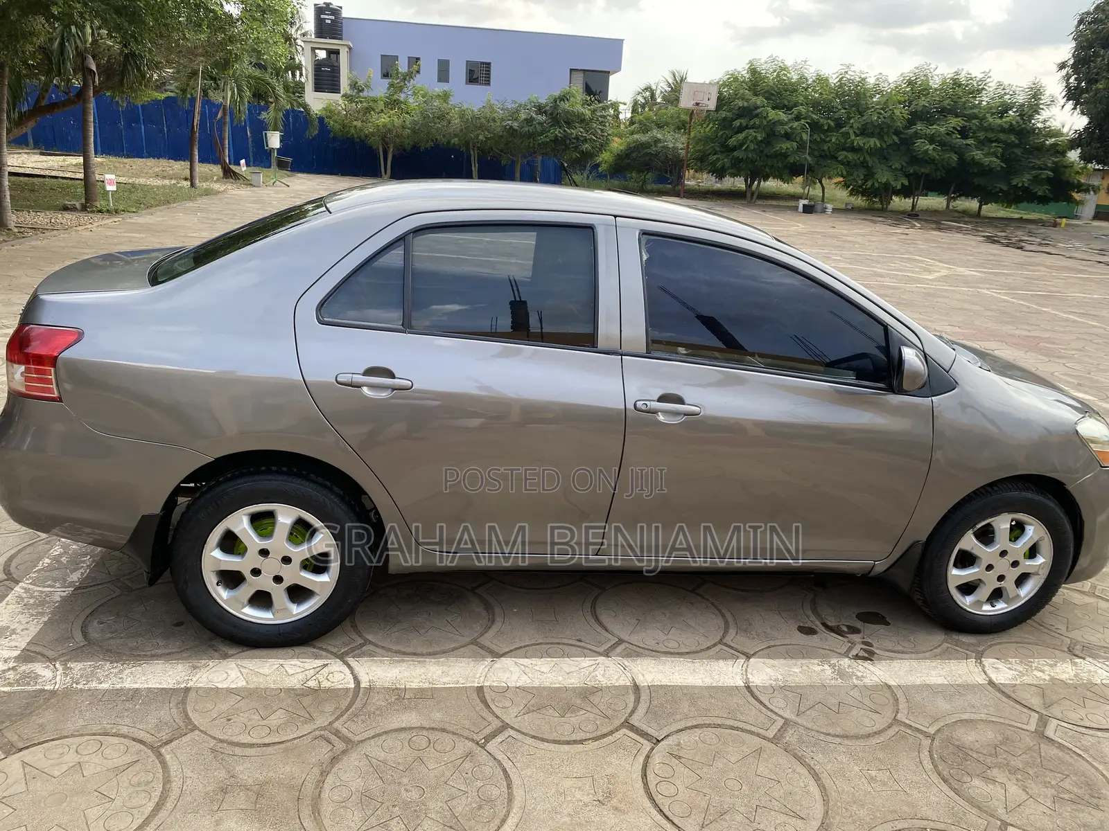 Toyota Yaris Base Sedan 4dr 2010 Gray