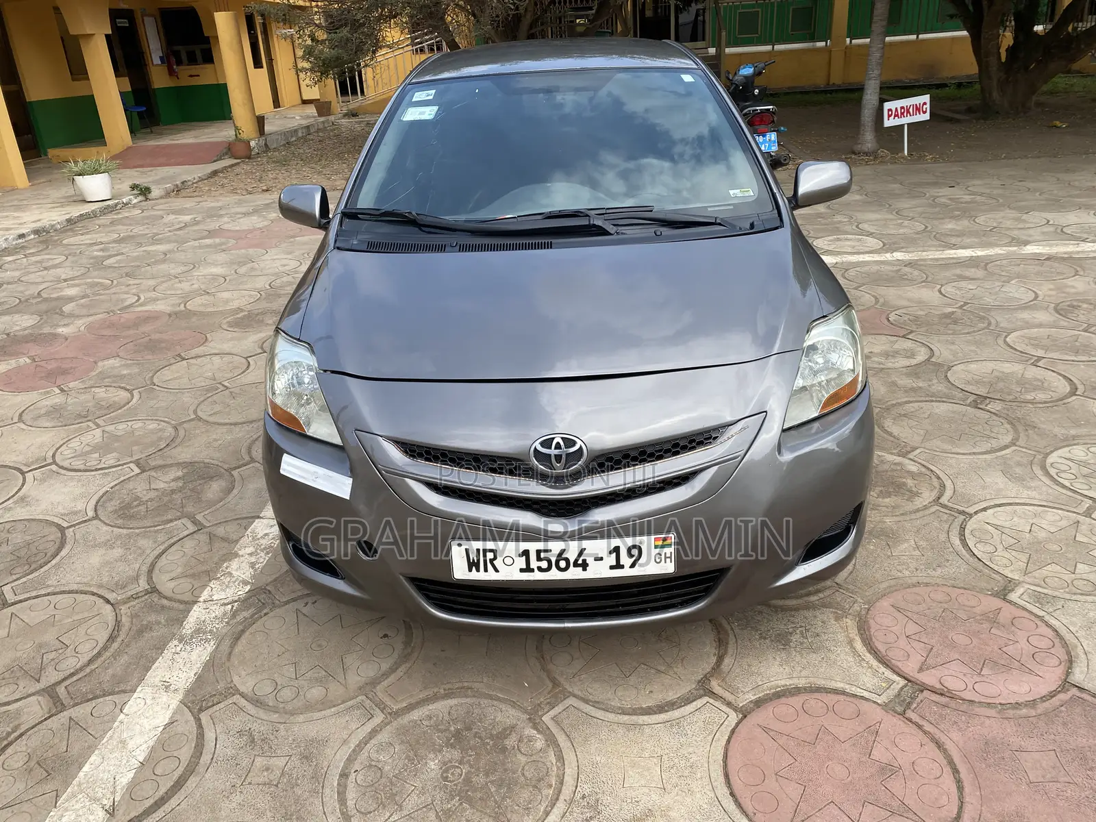 Toyota Yaris Base Sedan 4dr 2010 Gray