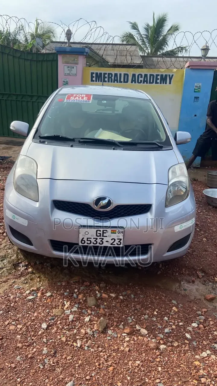 Toyota Vitz 2010 Silver