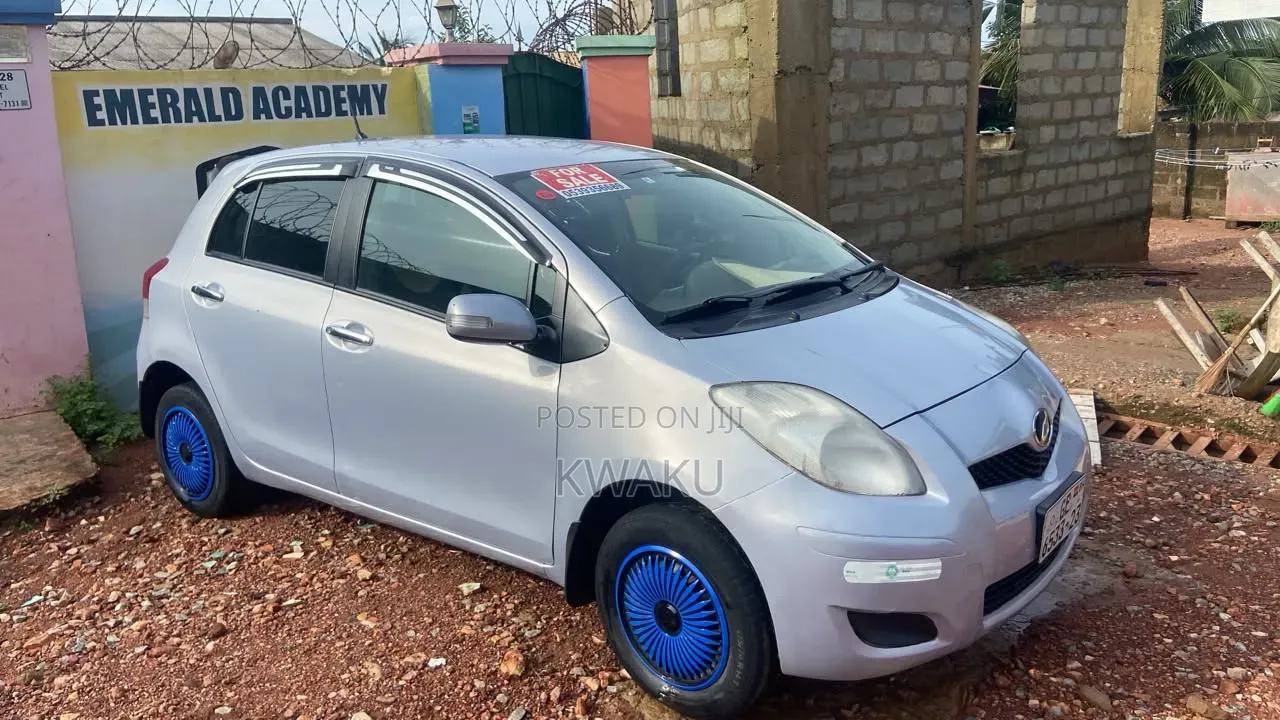 Toyota Vitz 2010 Silver