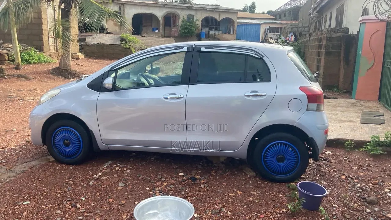 Toyota Vitz 2010 Silver