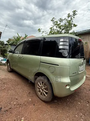 Toyota Sienta 2014 Green