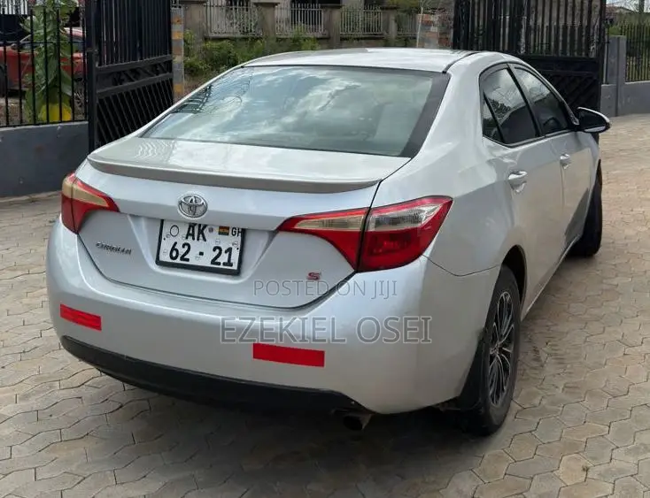 Toyota Corolla LE 4dr Sedan (1.8L 4cyl CVT) 2015 Silver