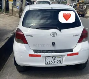Toyota Yaris Base Hatchback 5dr 2010 White
