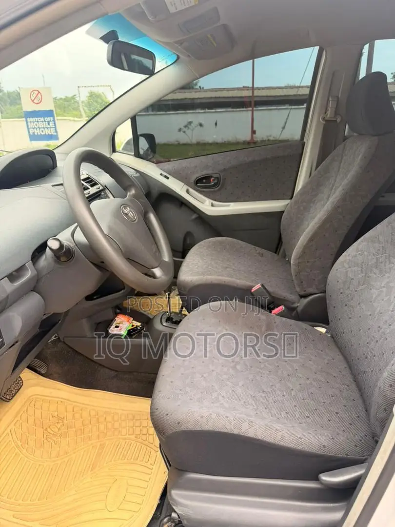 Toyota Vitz 1.0 FWD 3dr 2010 Silver