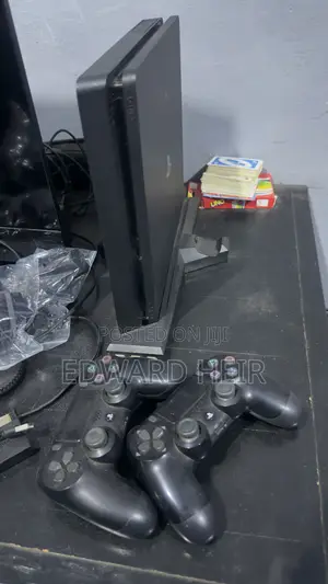 Ps4 Slim 500gb With 2 Controllers and Docking Station