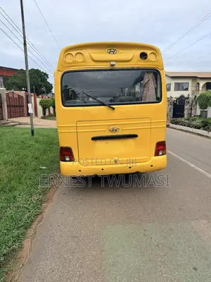 Hyundai H1 2016 Yellow