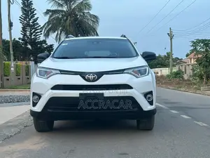 Toyota RAV4 LE AWD 2019 White