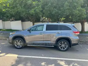 Toyota Highlander XLE 4x4 V6 (3.5L 6cyl 8A) 2018 Gray
