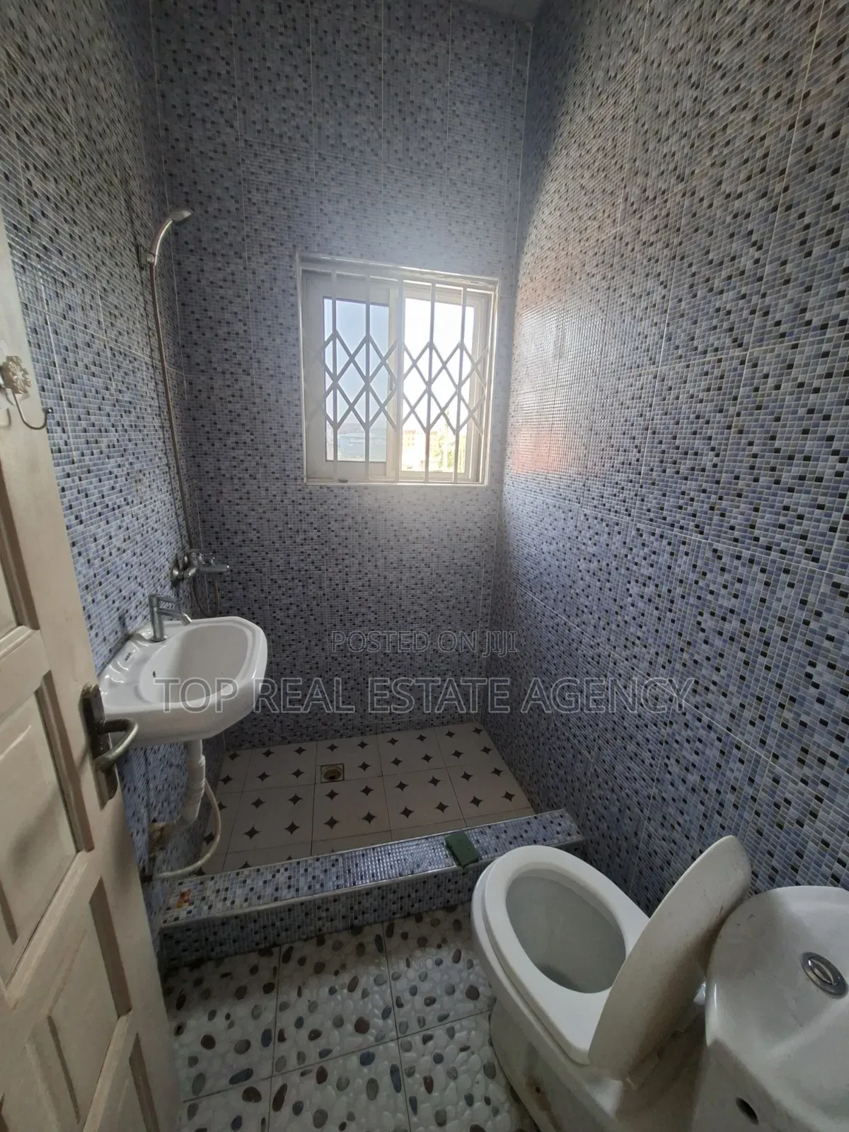 2bdrm Apartment in Behind The Papa'S, North Legon for rent