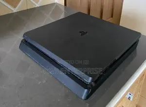 Play Station 4 Slim