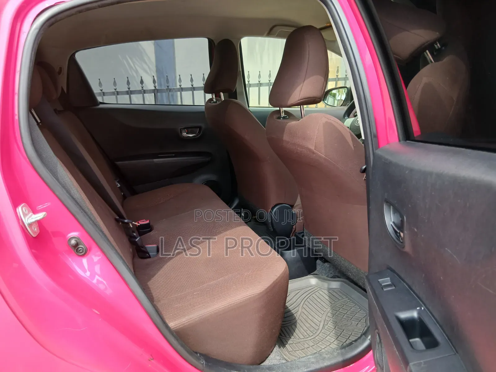Toyota Vitz 1.0 FWD 5dr 2013 Red