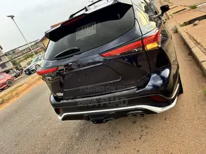Toyota Highlander XLE 2022 Blue