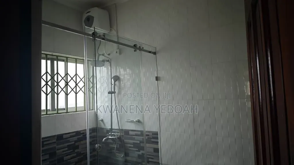 5bdrm House in Aburi for sale