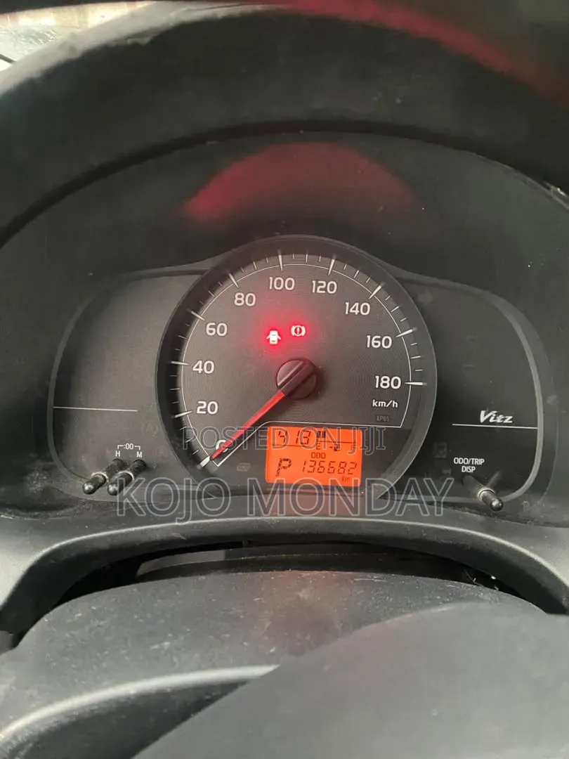 Toyota Vitz 2011 Silver