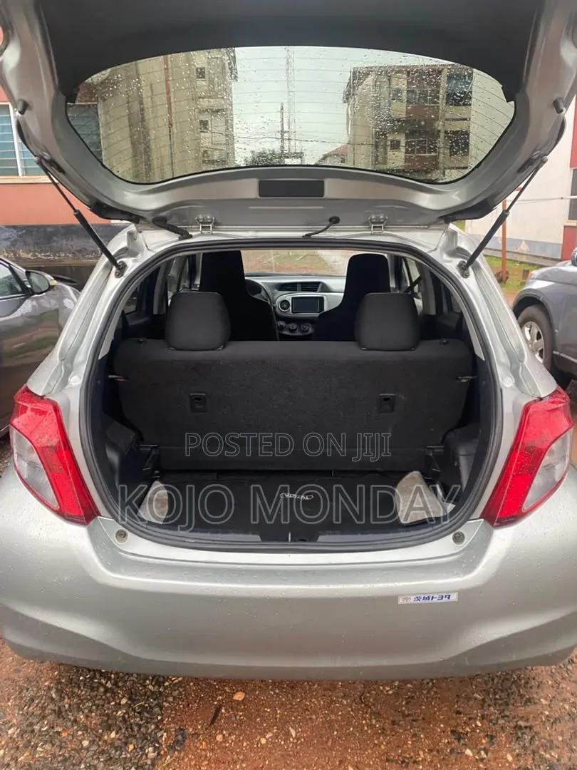 Toyota Vitz 2011 Silver