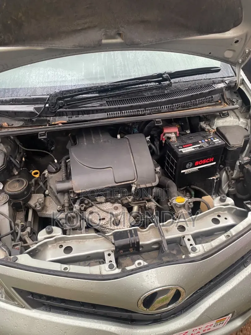 Toyota Vitz 2011 Silver