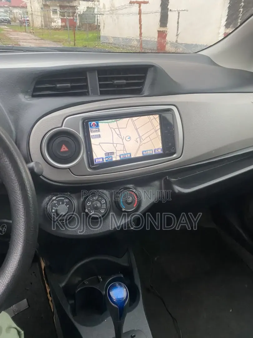 Toyota Vitz 2011 Silver