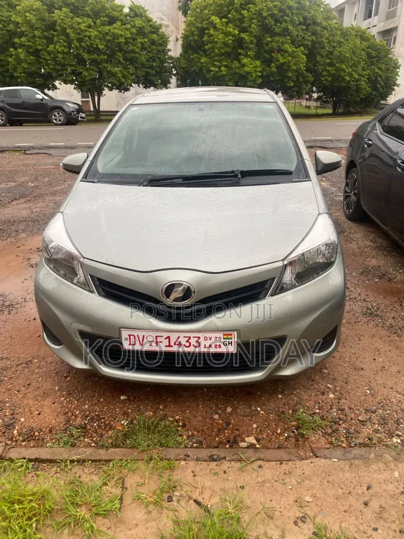 Toyota Vitz 2011 Silver