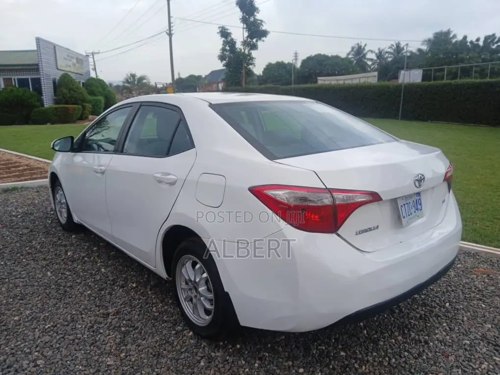 Toyota Corolla LE 4dr Sedan (1.8L 4cyl CVT) 2014 White