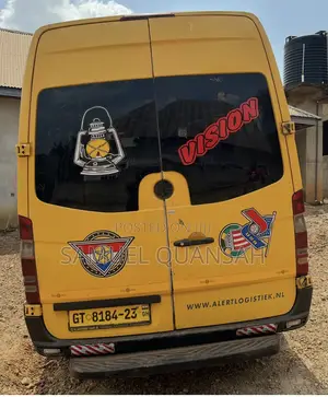 Mercedes-Benz Sprinter 2011 Yellow
