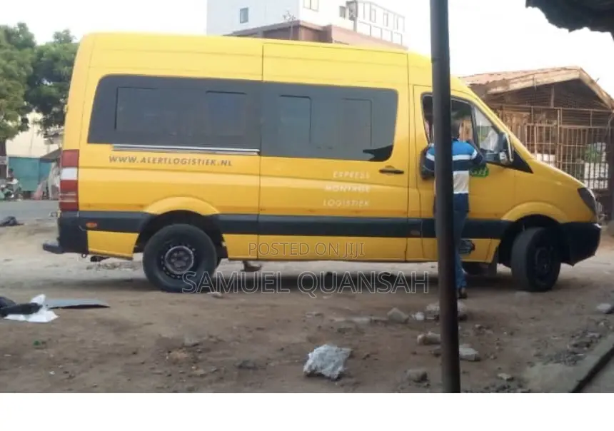 Mercedes-Benz Sprinter 2011 Yellow