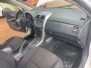 Toyota Corolla LE 4dr Sedan (1.8L 4cyl 4A) 2012 White