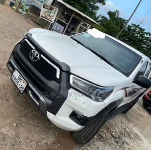 Toyota Hilux 2010 White