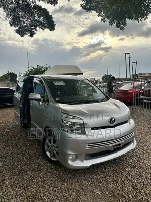 Toyota Voxy 2013 Silver