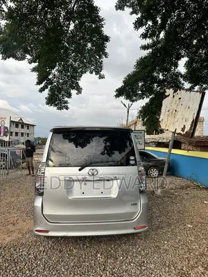 Toyota Voxy 2013 Silver