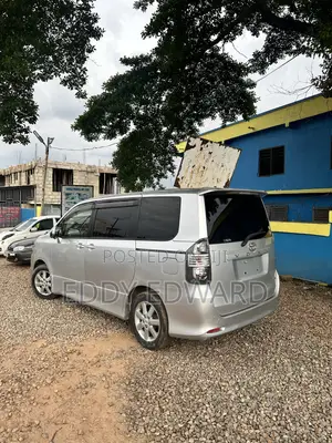 Toyota Voxy 2013 Silver