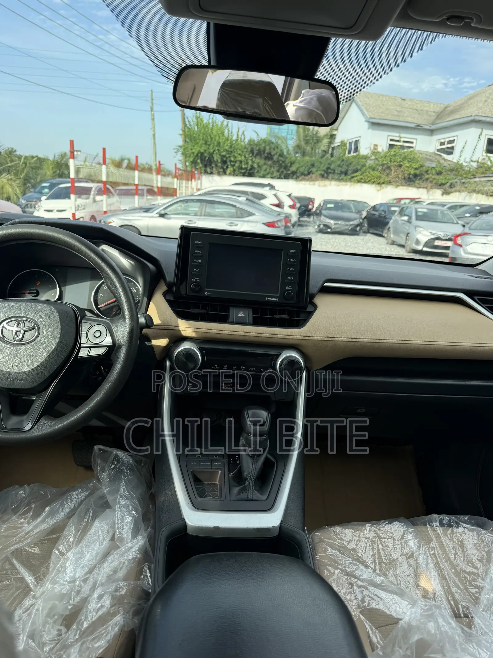 Toyota RAV4 LE 2022 White