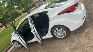 Hyundai Elantra SE Sedan FWD (1.8L 4cyl 6A) 2016 White