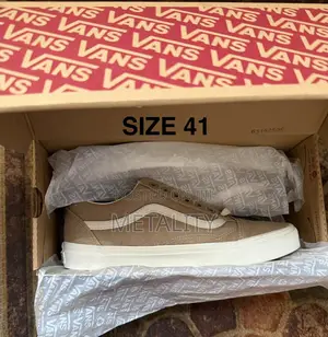 Legits Sneakers