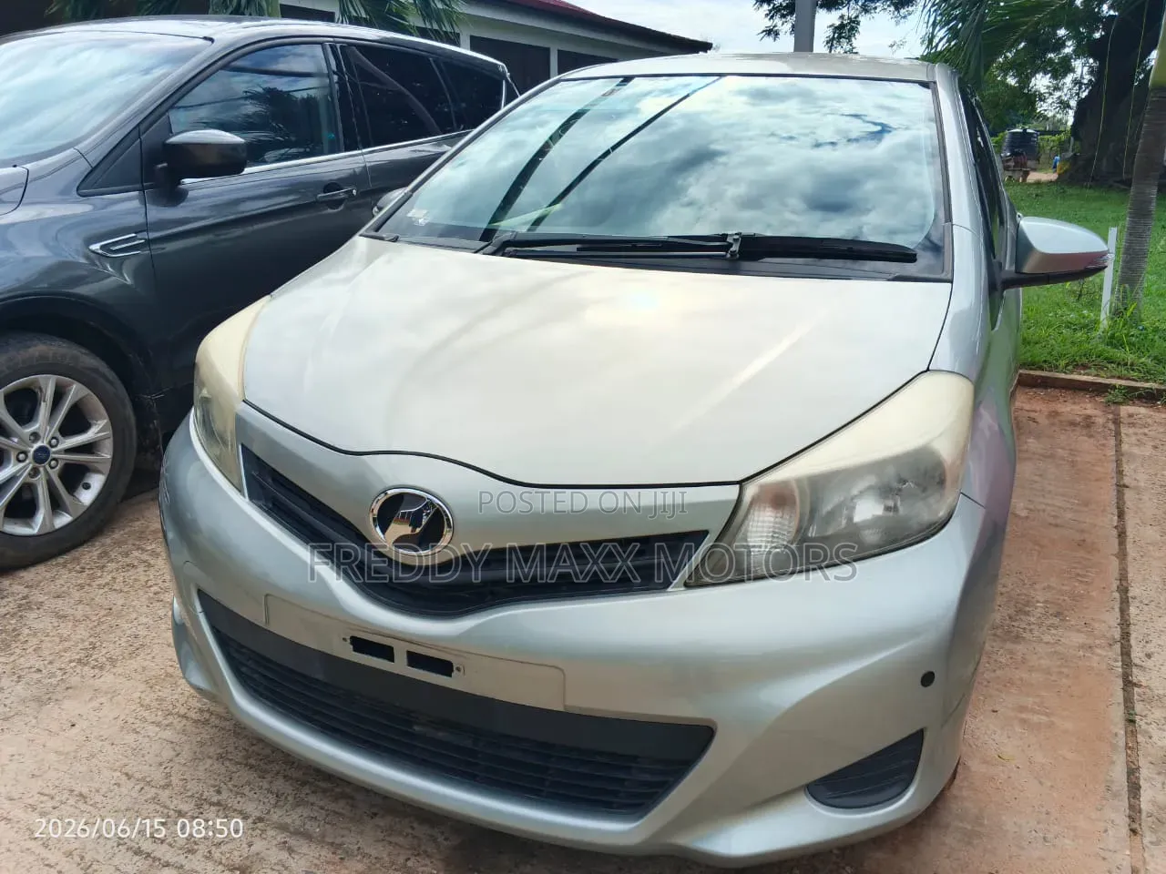 Toyota Vitz 2011 Silver