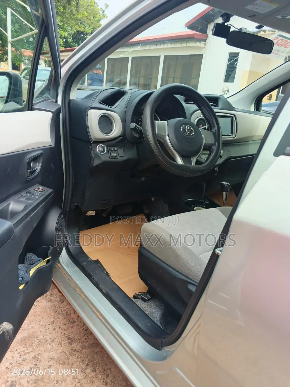 Toyota Vitz 2011 Silver
