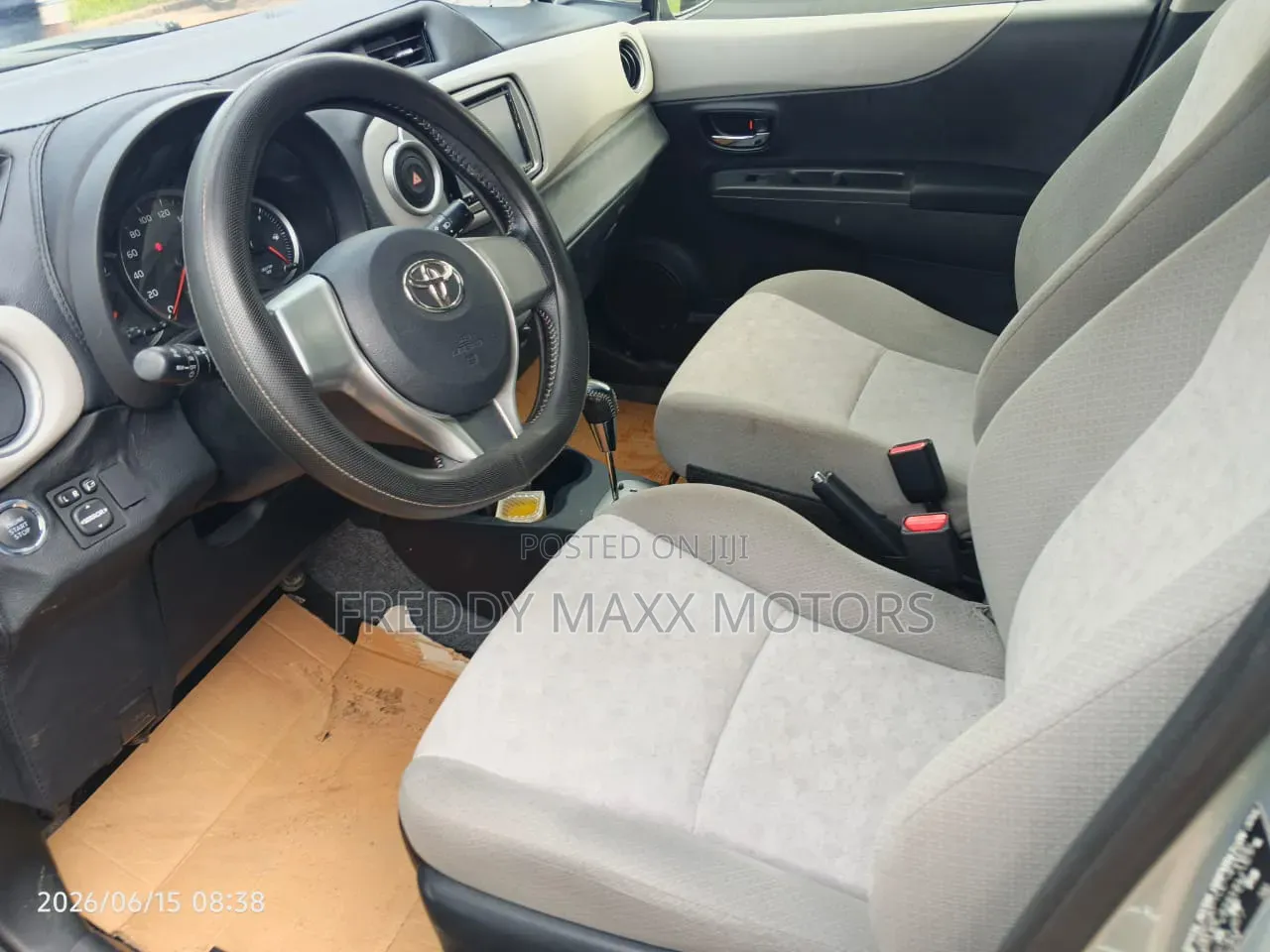 Toyota Vitz 2011 Silver